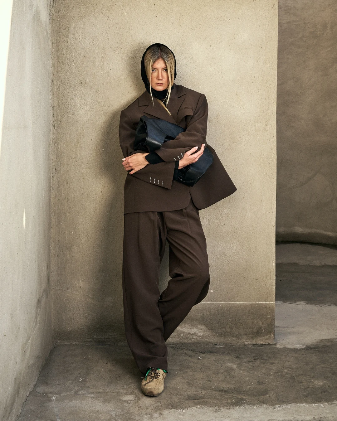 کت کرپ مازراتي با جا دکمه سفيدنما سر آستين